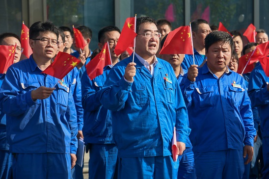 五星紅旗，我愿做你光華中淡淡的一筆——安彩高科舉行 國(guó)慶升旗儀式