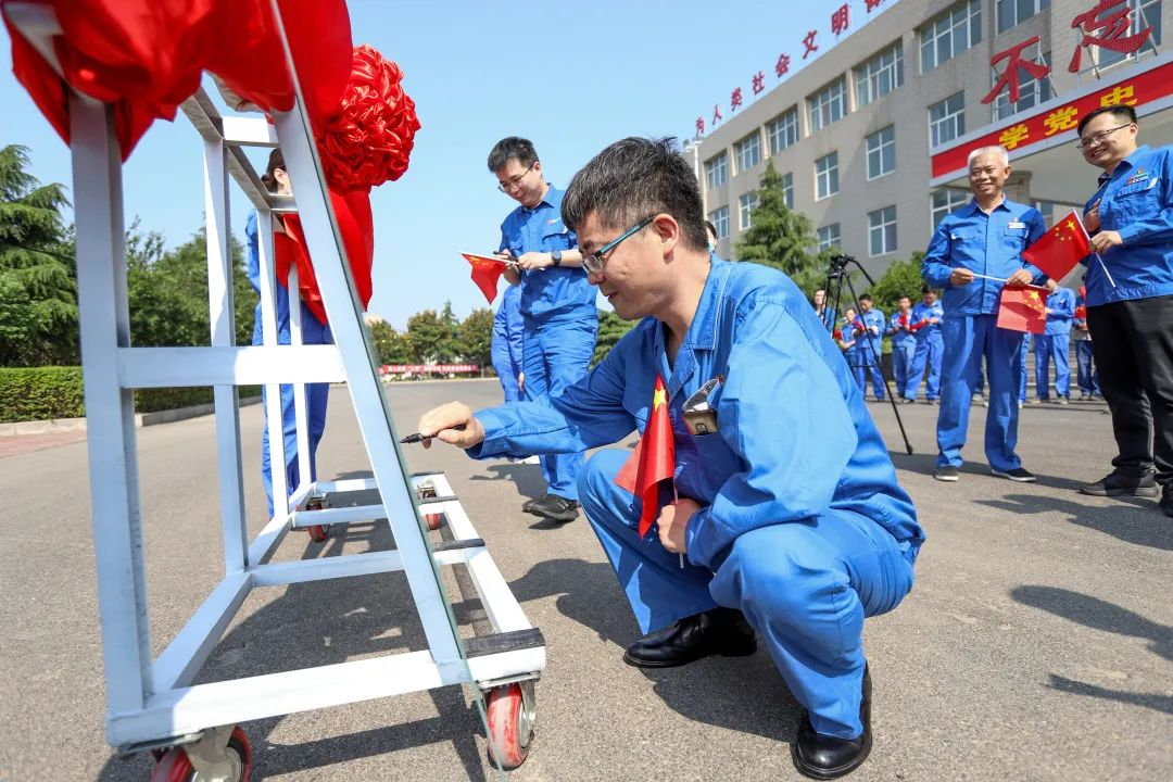 砥礪奮進(jìn) 生生不“熄”——焦作安彩舉行升國旗儀式