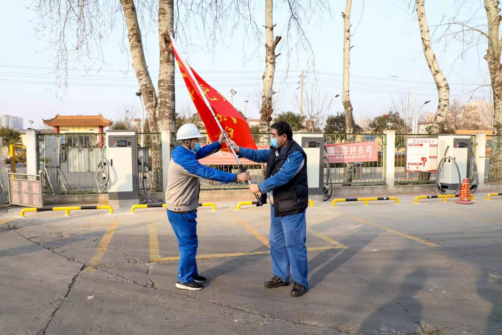 黨員干部作先鋒 戰(zhàn)“疫”一線黨旗紅——安彩高科舉行疫情防控黨員突擊隊(duì)授旗儀式